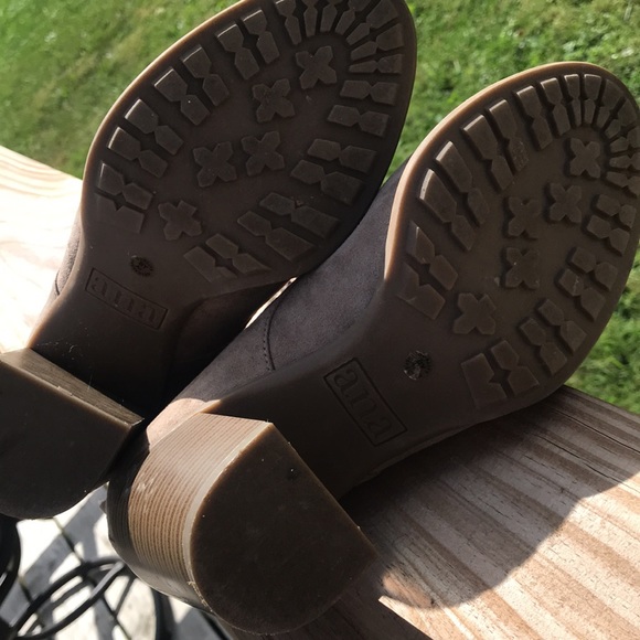 A.n.a booties size 7.5 like new great with jeans and the cooler weather - Picture 4 of 5